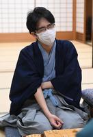 第４局で藤井聡太王位に敗れた豊島将之竜王＝１９日午後７時２７分、大阪市福島区の関西将棋会館（代表撮影）