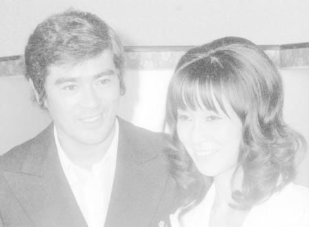 　婚約を発表した野際陽子さん（右）と千葉真一さん（１９７２年９月）