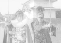 　映画「魔界転生」の衣装で沢田研二（左）と写真に納まる＝千葉真一さん１９８０年１２月　