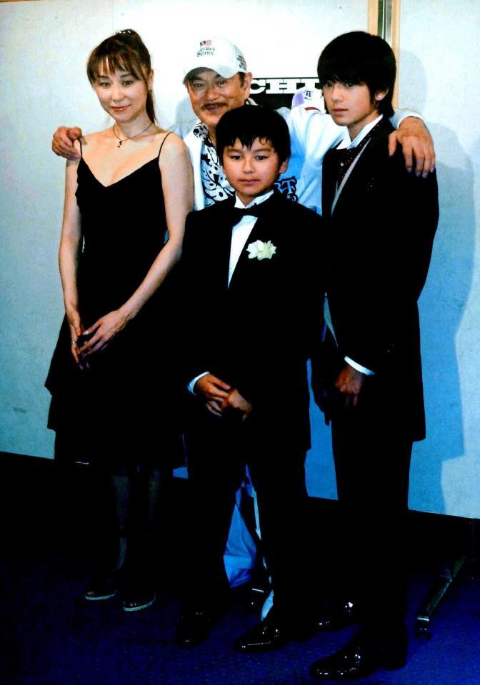 　記念写真に納まる千葉真一さん（後方中央）と長女・真瀬樹里（左）、長男・真剣佑（右）、次男・郷敦＝１０年１０月