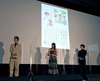 原作者・オリックス・田島列島氏からのメッセージに喜ぶ（左から）細田佳央太、上白石萌歌、千葉雄大＝東京・テアトル新宿（撮影・金田祐二）