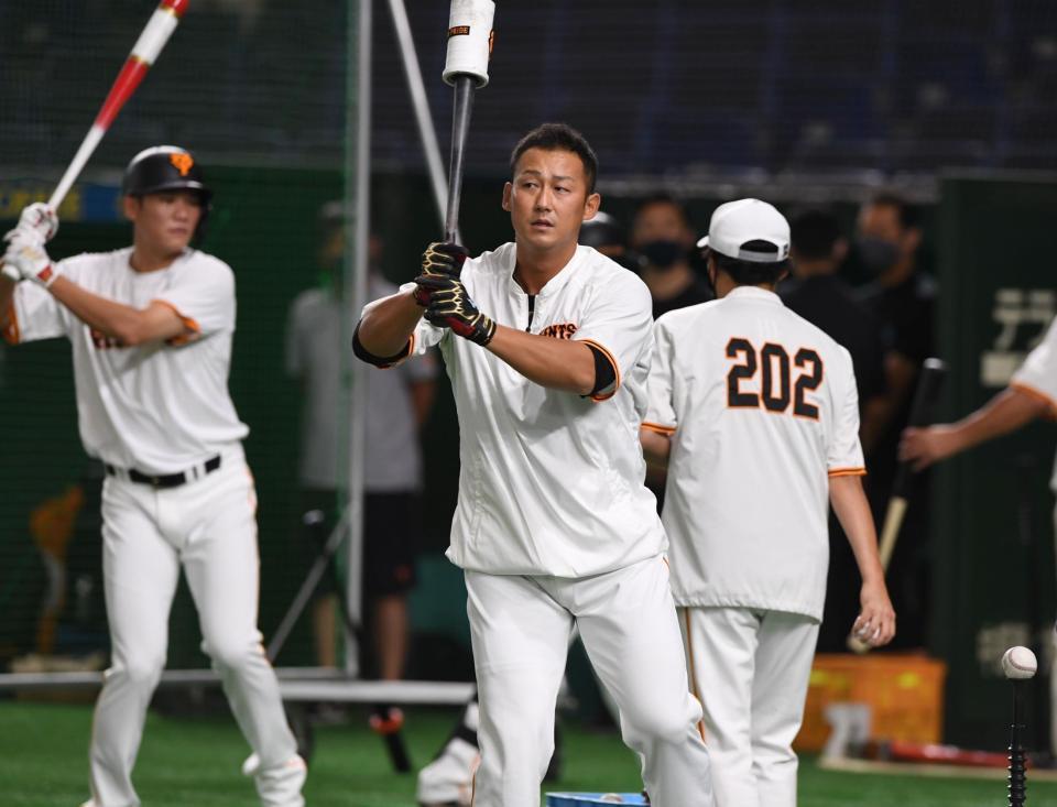 　試合前、坂本（左後方）と並んでティーバッティングを行う中田（撮影・開出牧）