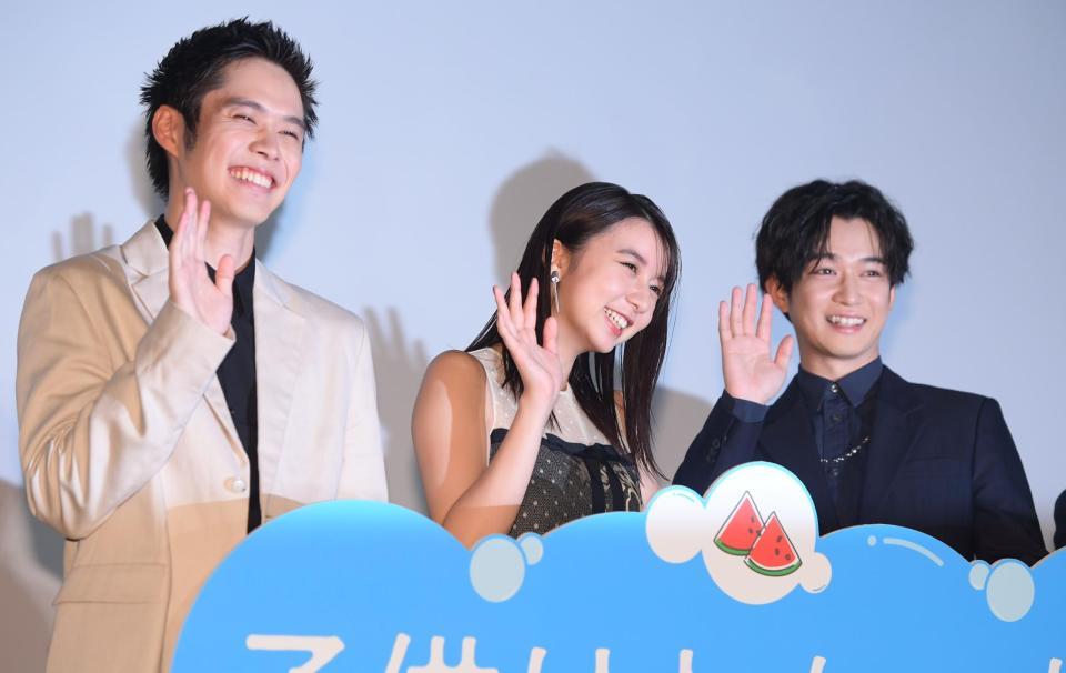 公開を喜ぶ（左から）細田佳央太、上白石萌歌、千葉雄大＝東京・テアトル新宿（撮影・金田祐二）