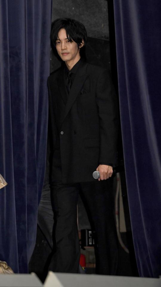 舞台あいさつに向かう松坂桃李＝都内（撮影・佐藤厚）