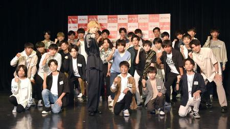 　３０代グランプリの綱啓永（中央）と未来のスターの卵たち（撮影・佐藤厚）