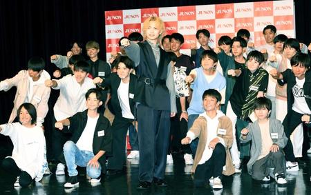 未来のスター候補たちとポーズを決める綱啓永（中央）と未来のスターの卵たち＝東京・原宿のベルエポック美容専門学校（撮影・佐藤厚）