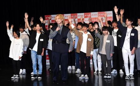 　３０代グランプリの綱啓永（前列中央）と未来のスターの卵たち（撮影・佐藤厚）