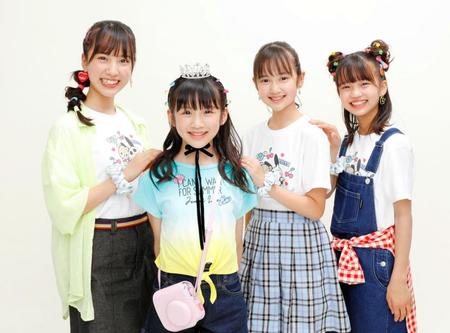 グランプリの中江ほの（左から２番目）とちゃおガールの（左から）並木彩華、加藤ここな、大島美優