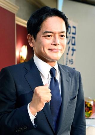 横浜市長選で当選を決めた山中竹春氏＝22日夜、横浜市