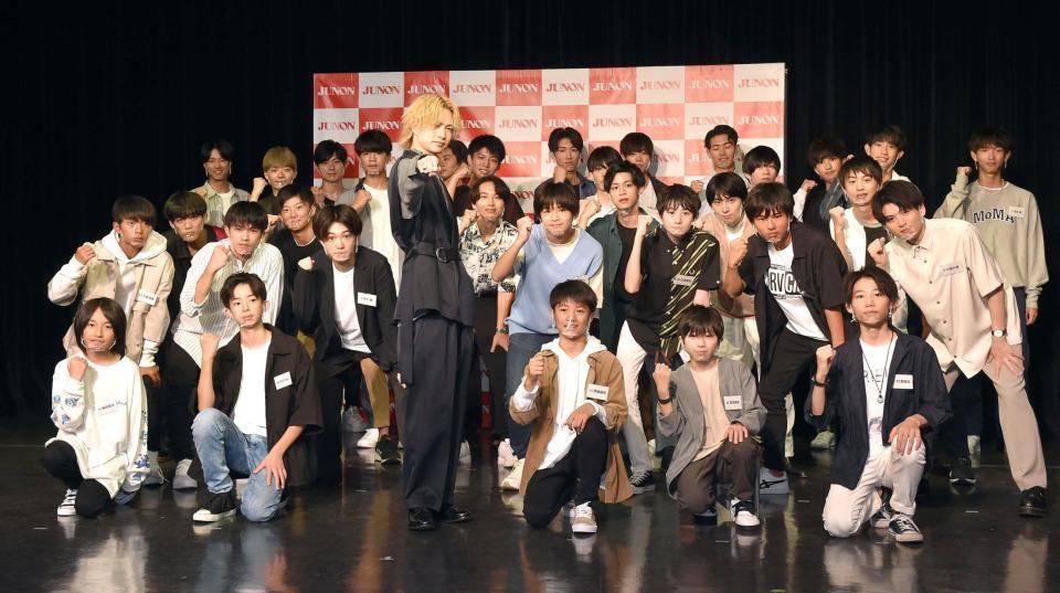 　３０代グランプリの綱啓永（中央）と未来のスターの卵たち（撮影・佐藤厚）