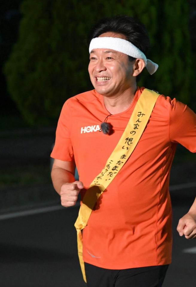 「募金リレー」の最終走者として走るＴＯＫＩＯ・城島茂