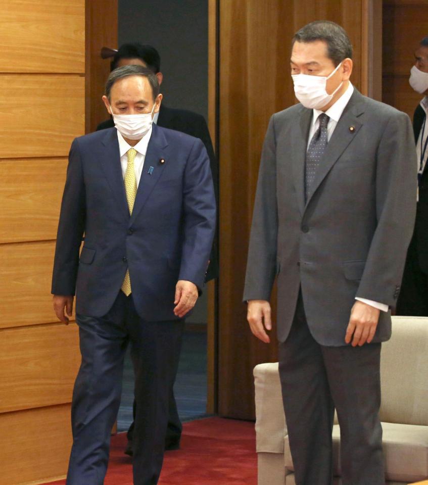 ６月25日、閣議に臨む菅首相（左）と国家公安委員長だった小此木八郎氏。この日、小此木氏は横浜市長選に立候補するため閣僚の辞表を提出した＝首相官邸