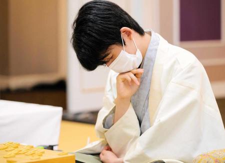 　豊島将之叡王に敗れ、うなだれる藤井聡太二冠（日本将棋連盟提供）