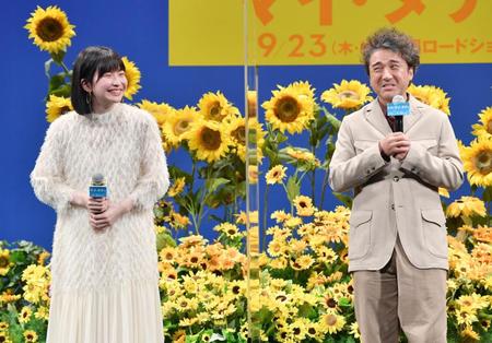 　中田乃愛（左）と親子メールをしていたエピソードを話すムロツヨシ＝東京・内幸町のイイノホール（撮影・西岡正）