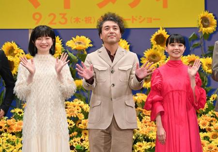 　中田乃愛（左）、奈緒（右）と並んで手を振るムロツヨシ＝東京・内幸町のイイノホール（撮影・西岡正）