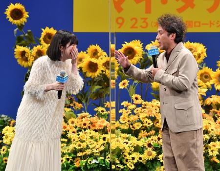 　中田乃愛（左）と親子メールをしていたエピソードを話すムロツヨシ＝東京・内幸町のイイノホール（撮影・西岡正）