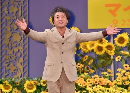 　舞台あいさつの後、１人で舞台に戻り、観客にあいさつするムロツヨシ＝東京・内幸町のイイノホール（撮影・西岡正）