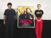 　映画「ベイビーわるきゅーれ」の舞台あいさつを行った高石あかり（右）と阪元裕吾監督＝大阪市内