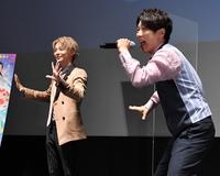 　「ぼよよん行進曲」を生歌唱する横山だいすけ（右）とリズムに合わせて踊る小池徹平＝東京・ユナイテッド・シネマ豊洲（撮影・伊藤笙子）