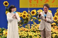 　中田乃愛（左）と親子メールをしていたエピソードを話すムロツヨシ＝東京・内幸町のイイノホール（撮影・西岡正）