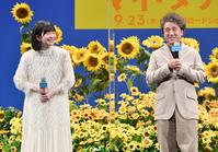 　中田乃愛（左）と親子メールをしていたエピソードを話すムロツヨシ＝東京・内幸町のイイノホール（撮影・西岡正）