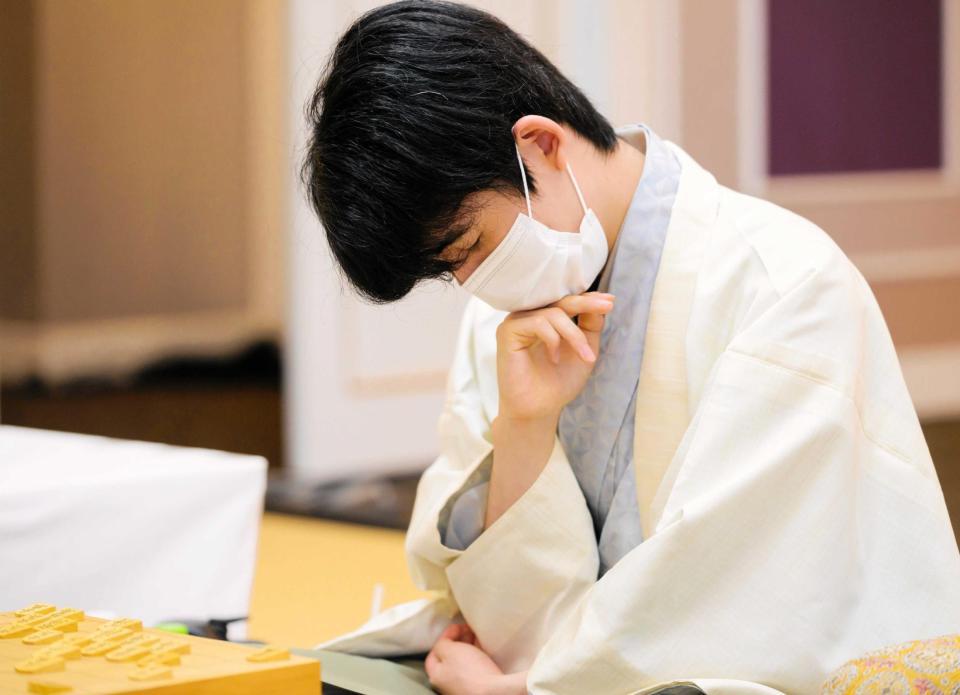 　豊島将之叡王に敗れ、うなだれる藤井聡太二冠（日本将棋連盟提供）