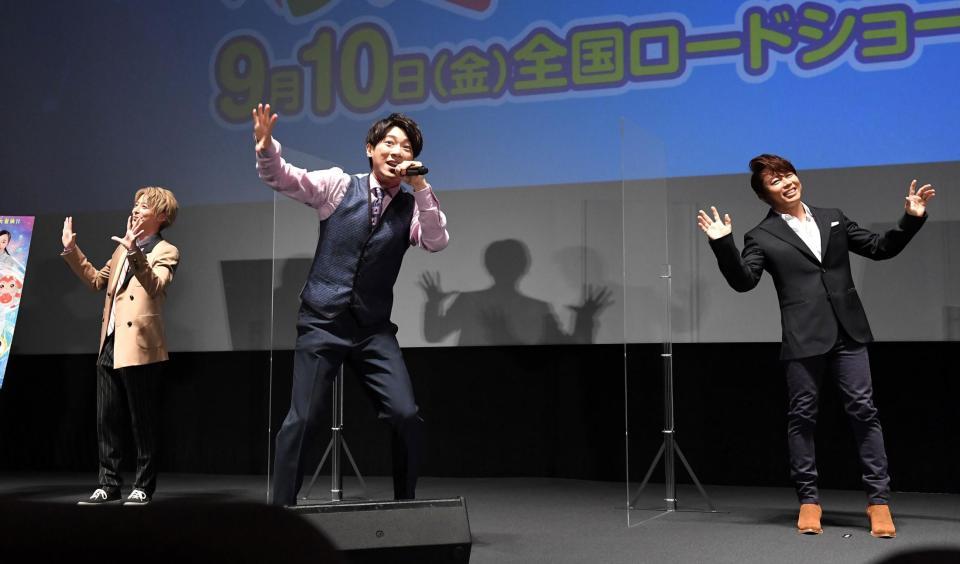 　「ぼよよん行進曲」を生歌唱する横山だいすけ（中央）とリズムに合わせて踊る小池徹平（左）、西川貴教＝東京・ユナイテッド・シネマ豊洲（撮影・伊藤笙子）