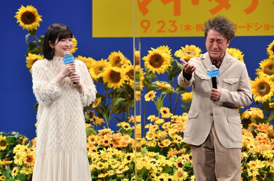 　中田乃愛（左）と親子メールをしていたエピソードを話すムロツヨシ＝東京・内幸町のイイノホール（撮影・西岡正）