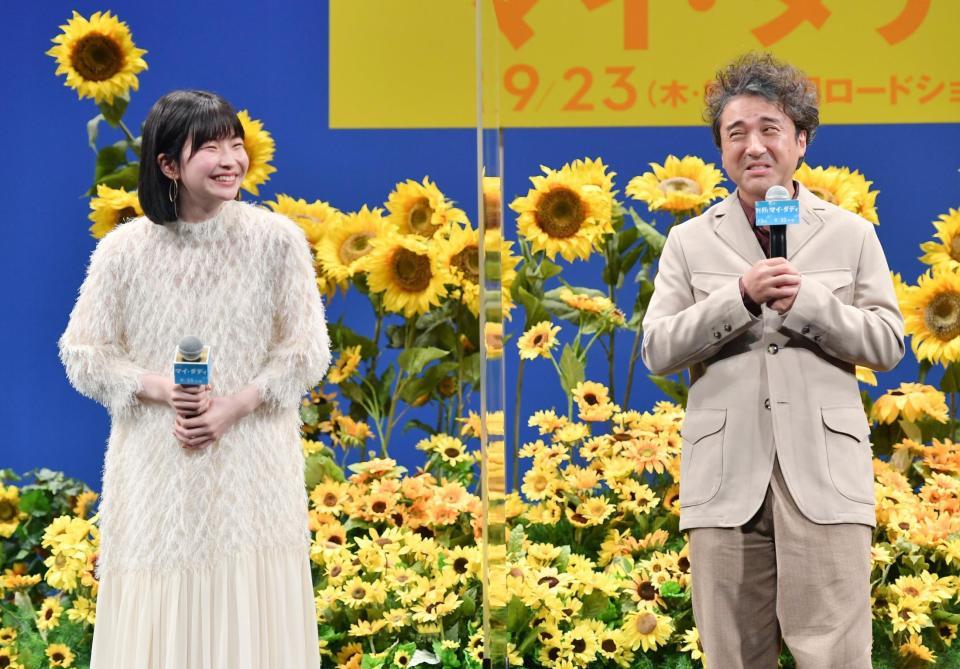 　中田乃愛（左）と親子メールをしていたエピソードを話すムロツヨシ＝東京・内幸町のイイノホール（撮影・西岡正）