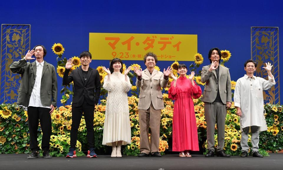 　観客に向かって笑顔で手を振る（左から）金井純一監督、寺岡呼人、中田乃愛、ムロツヨシ、奈緒、毎熊克哉、永野宗典＝東京・内幸町のイイノホール（撮影・西岡正）