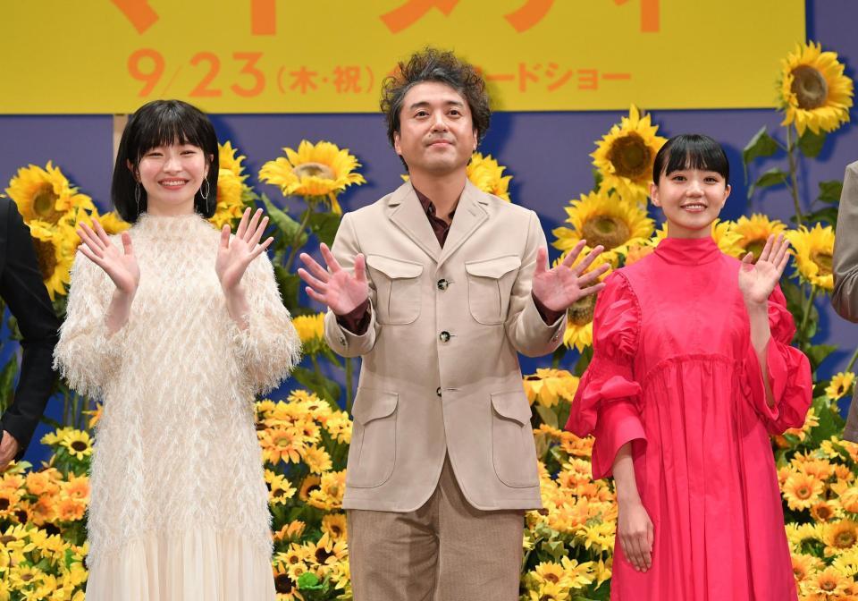 　中田乃愛（左）、奈緒（右）と並んで手を振るムロツヨシ＝東京・内幸町のイイノホール（撮影・西岡正）