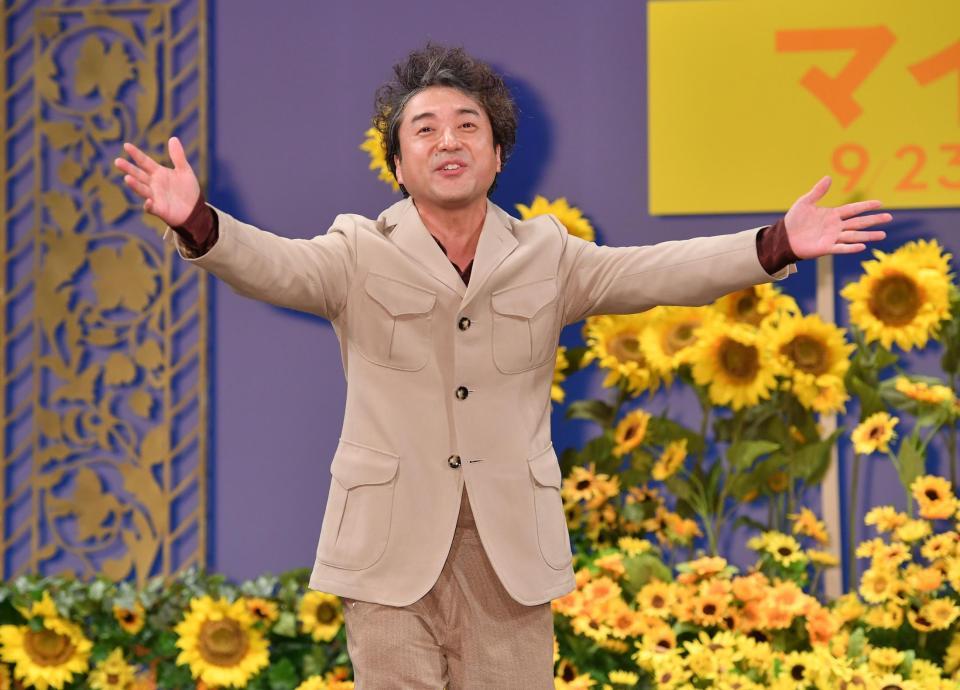 　舞台あいさつの後、１人で舞台に戻り、観客にあいさつするムロツヨシ＝東京・内幸町のイイノホール（撮影・西岡正）