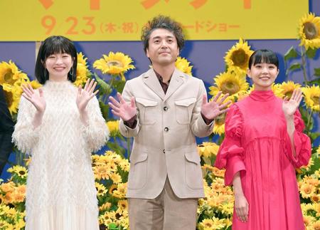 　客席に手を振る（左から）中田乃愛、ムロツヨシ、奈緒