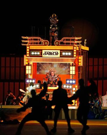 東京パラリンピックの開会式に登場した光るトラック＝24日夜、国立競技場
