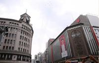 　銀座４丁目上空を飛行するブルーインパルス（撮影・堀内翔）