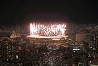 東京パラリンピックが開幕し、国立競技場で打ち上げられる花火。緊急事態宣言下、無観客で行われた＝24日夜