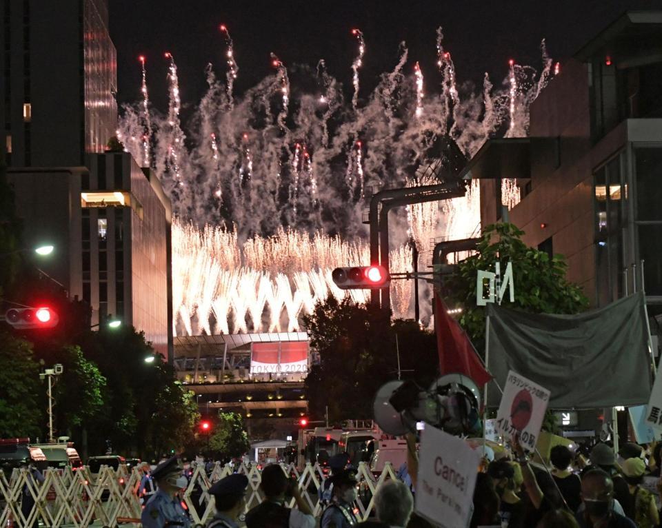 パラリンピックが開会し花火が打ち上がる＝国立競技場前（撮影・三好信也）