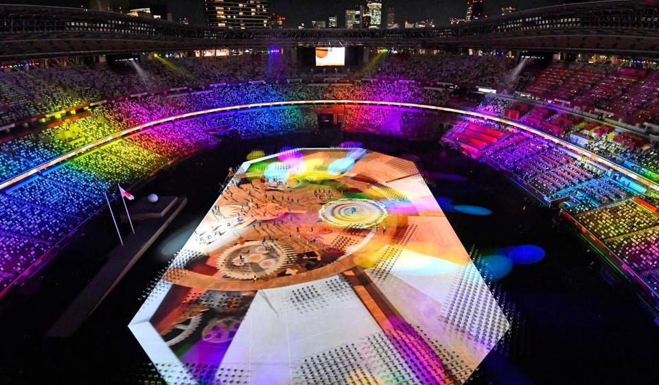 東京パラリンピックの開会式でスタジアムに投影された映像＝24日夜、国立競技場