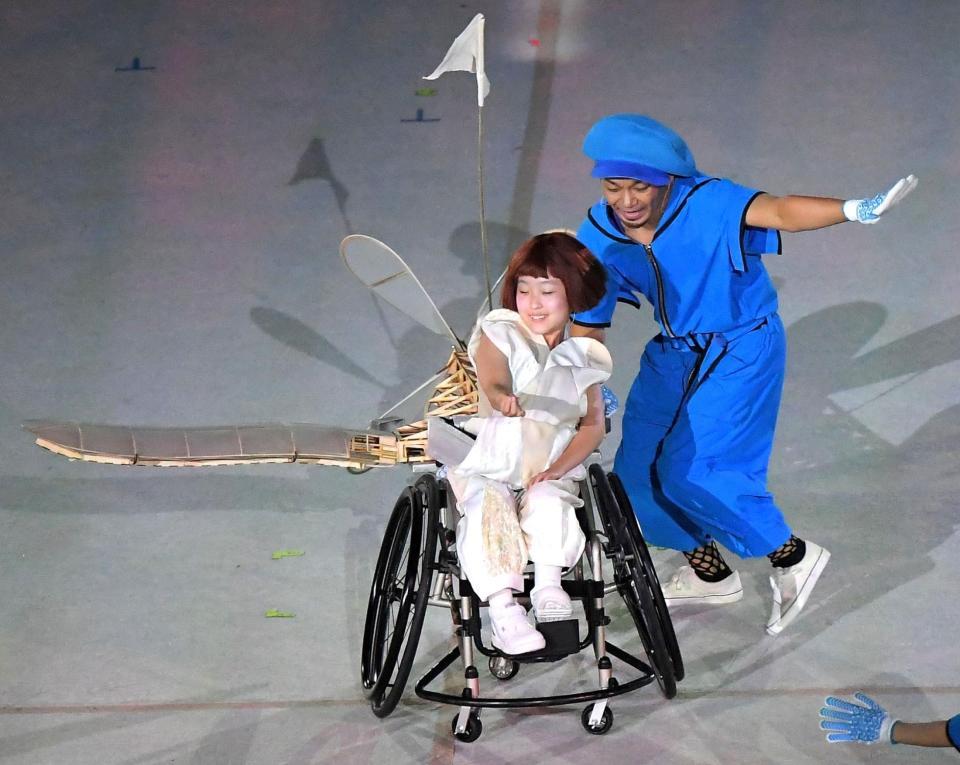 パラリンピック開会式で主人公の小さな飛行機を演じる13歳の和合由依さん(中央)=撮影・伊藤笙子