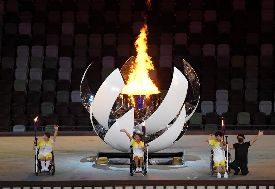 最終聖火ランナーとして聖火台に聖火を点灯させた（左から）森崎可林、上地結衣、内田峻介（撮影・伊藤笙子）