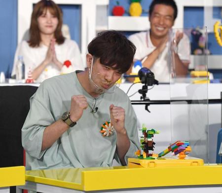 「夏休みの思い出」というお題で子供と一緒に作った作品を披露しガッツポーズを決めるボーイフレンドの黒沼誠＝レゴランド・ディスカバリー・センター東京（撮影・開出牧）