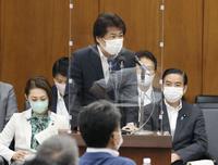 　衆院厚労委の閉会中審査で答弁する田村厚労相＝25日午前