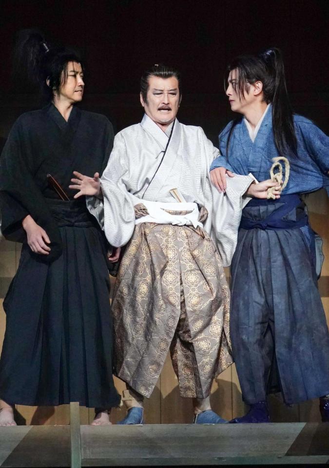 　最終舞台稽古に臨む（左から）宮本武蔵役の藤原竜也、柳生宗矩役の吉田鋼太郎、佐々木小次郎役の溝端淳平