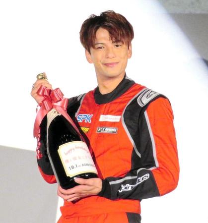誕生日プレゼントでシャンパンを贈られた森崎ウィン＝東京・板橋