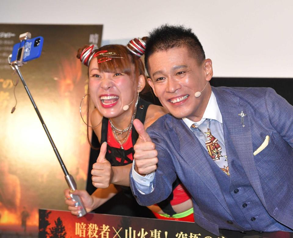 　そろってポーズを決めるフワちゃん（左）と柳沢慎吾