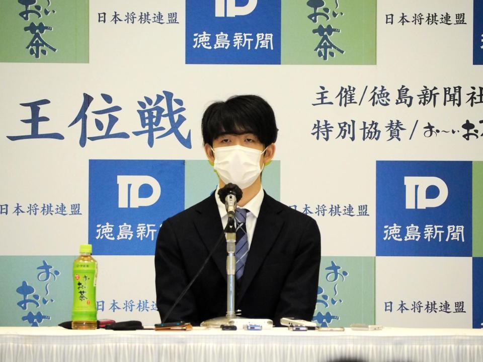 一夜明け会見を行った藤井聡太王位＝徳島市内