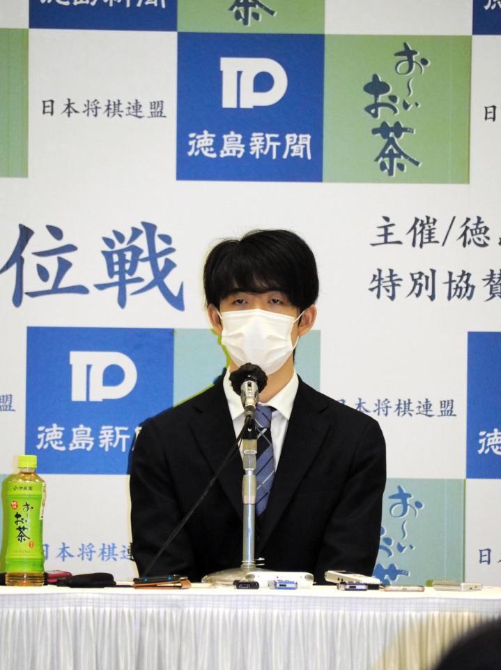 一夜明け会見を行った藤井聡太王位＝徳島市内