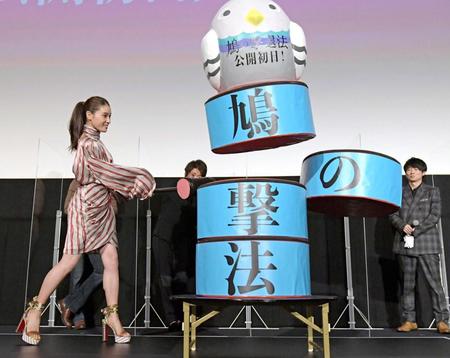 　映画のタイトルにちなんで「鳩落とし」を頑張る土屋太鳳（撮影・三好信也）