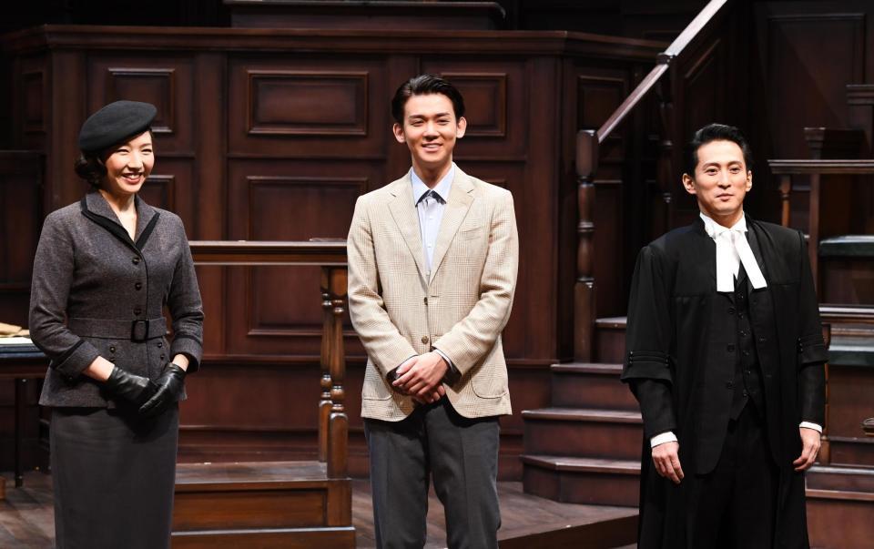 フォトセッションで笑顔の（左から）瀬奈じゅん、小瀧望、成河＝世田谷パブリックシアター（撮影・園田高夫）