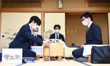 　初手を指す藤井聡太二冠（左）と永瀬拓矢王座（代表撮影）